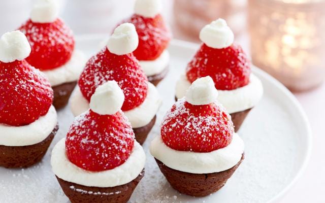 Kerstmutsjes van chocolade en aardbij